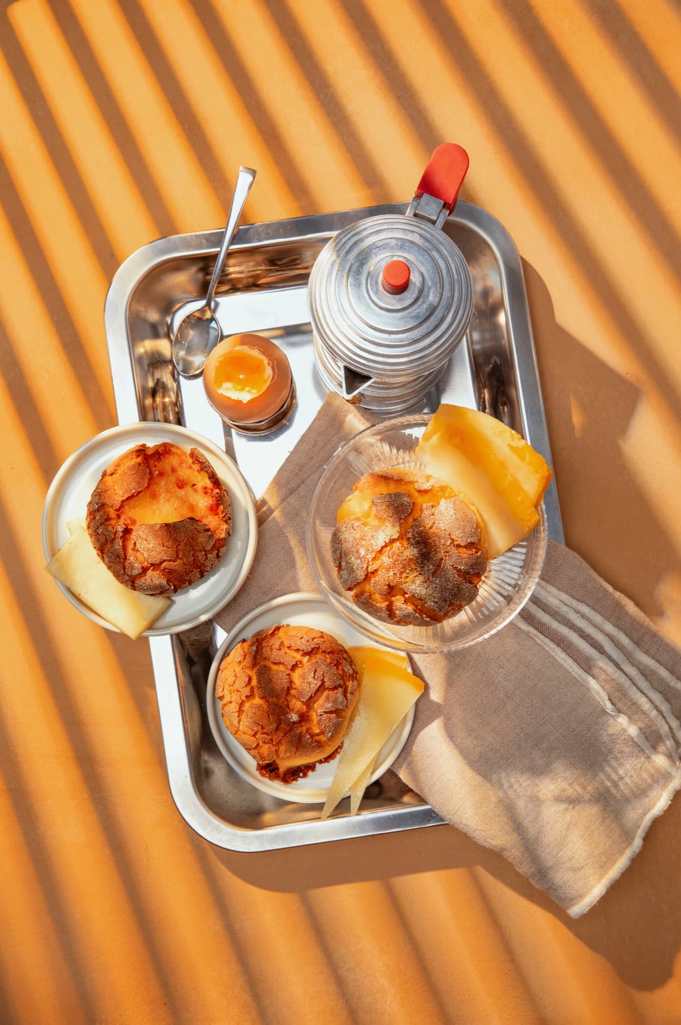 Composicao com broas e queijo